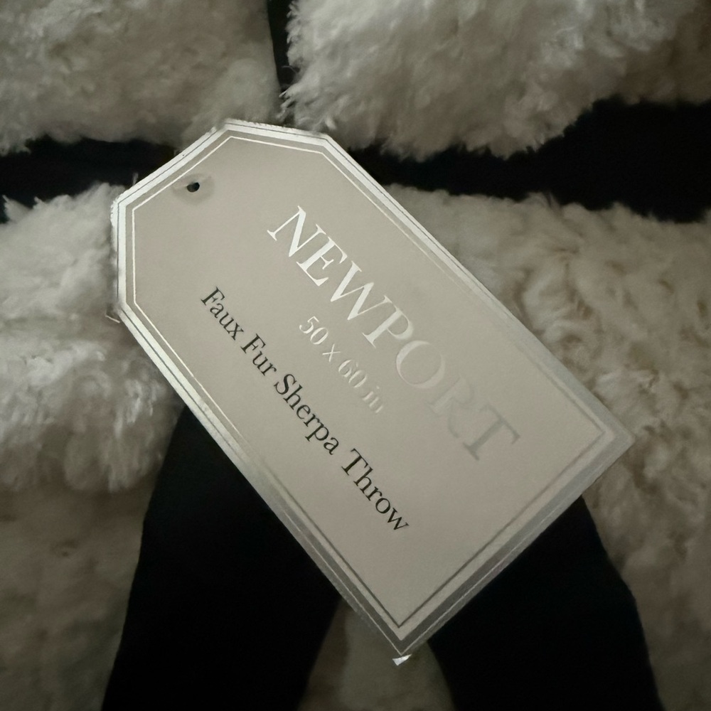 Newport Cream Faux Fur Sherpa Throw Size 50x60 inch! NWT - Picture 2 of 7